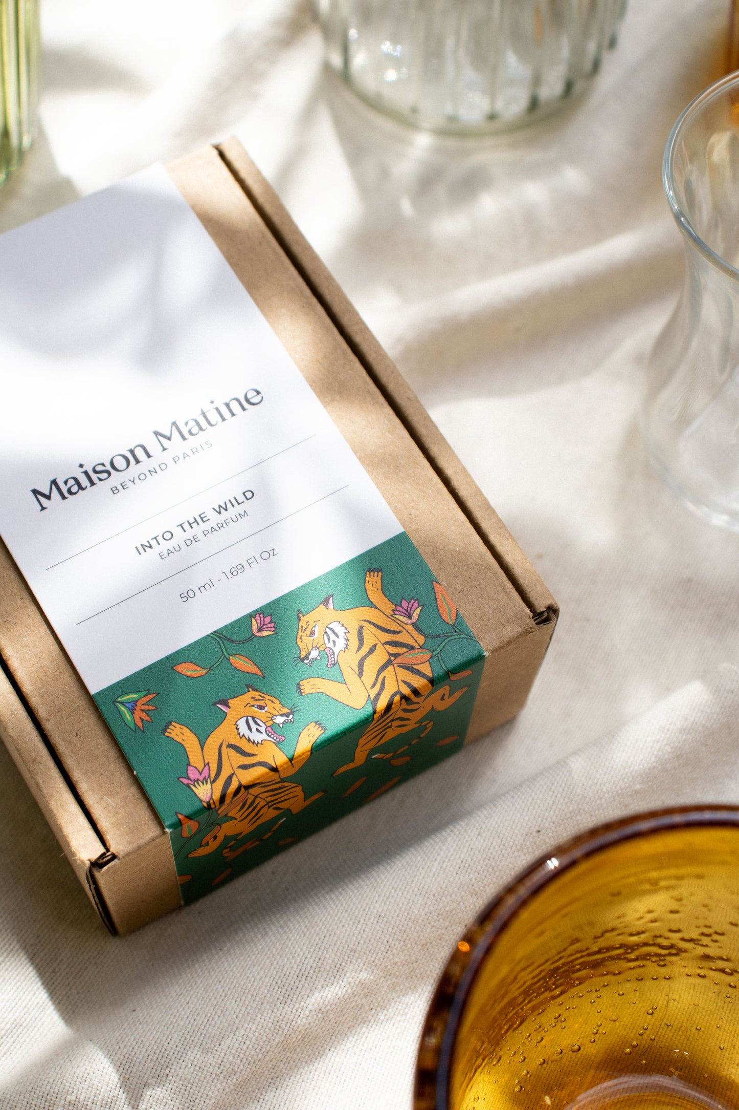 into the wild de Maison Matine, perfume nicho con ilustracion de tigres y flores en el bote cuadrado