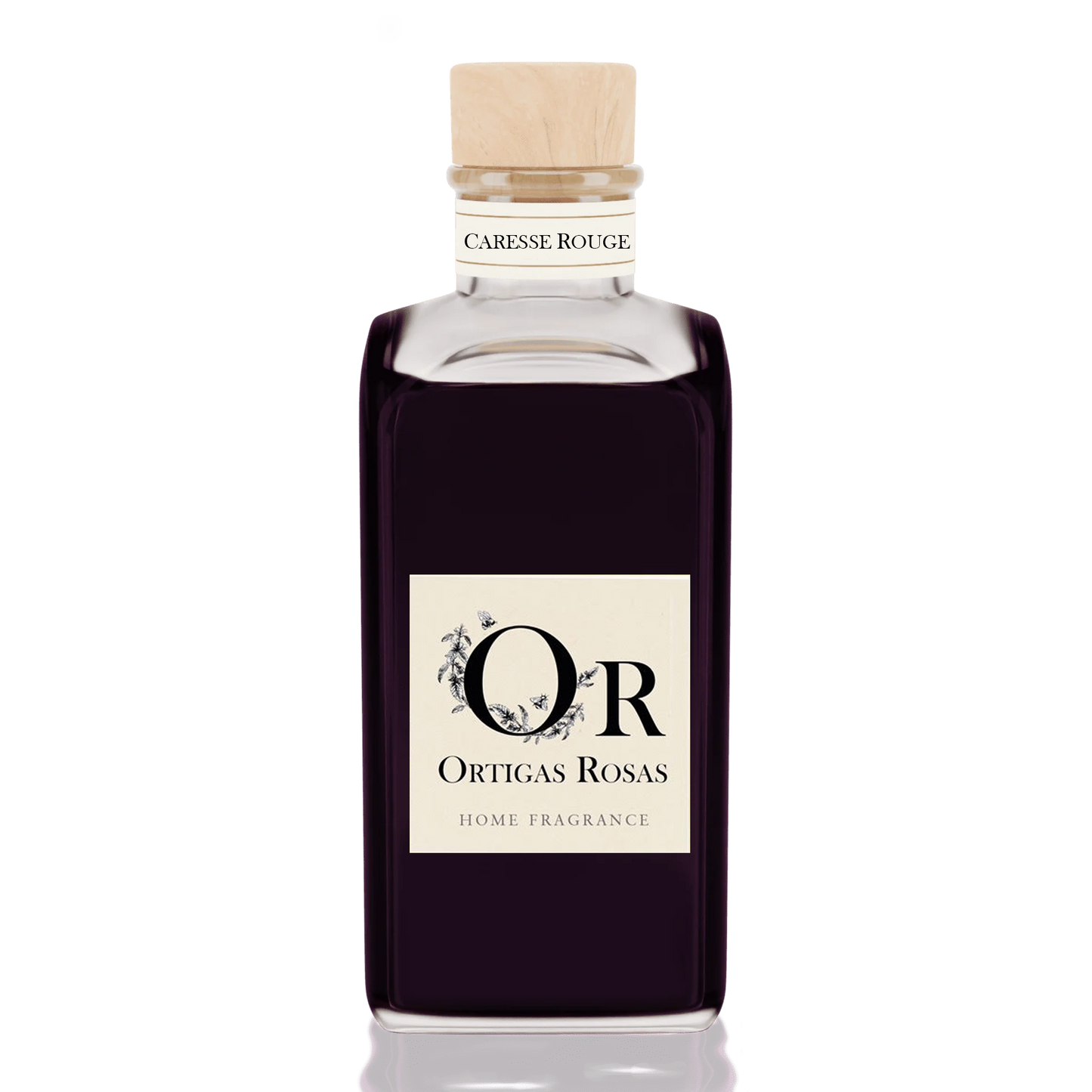 Caresse Rouge es una fragancia para hogar con notas de uva, fresa y cereza, se presenta en un envase de cristal con tapón de corcho y etiqueta color marfil