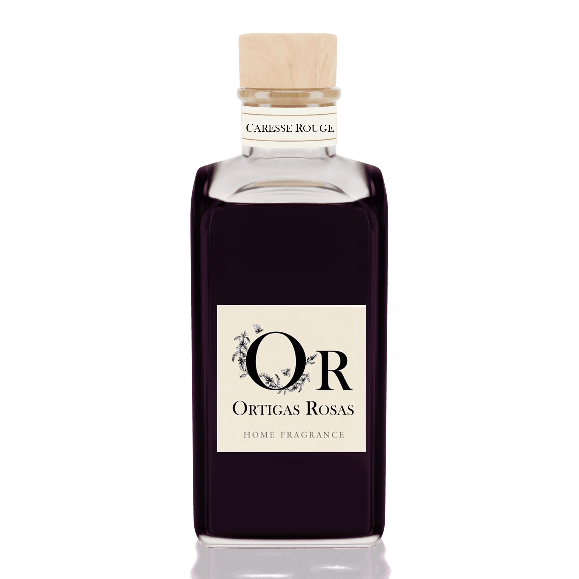 Caresse Rouge es una fragancia para hogar con notas de uva, fresa y cereza, se presenta en un envase de cristal con tapón de corcho y etiqueta color marfil