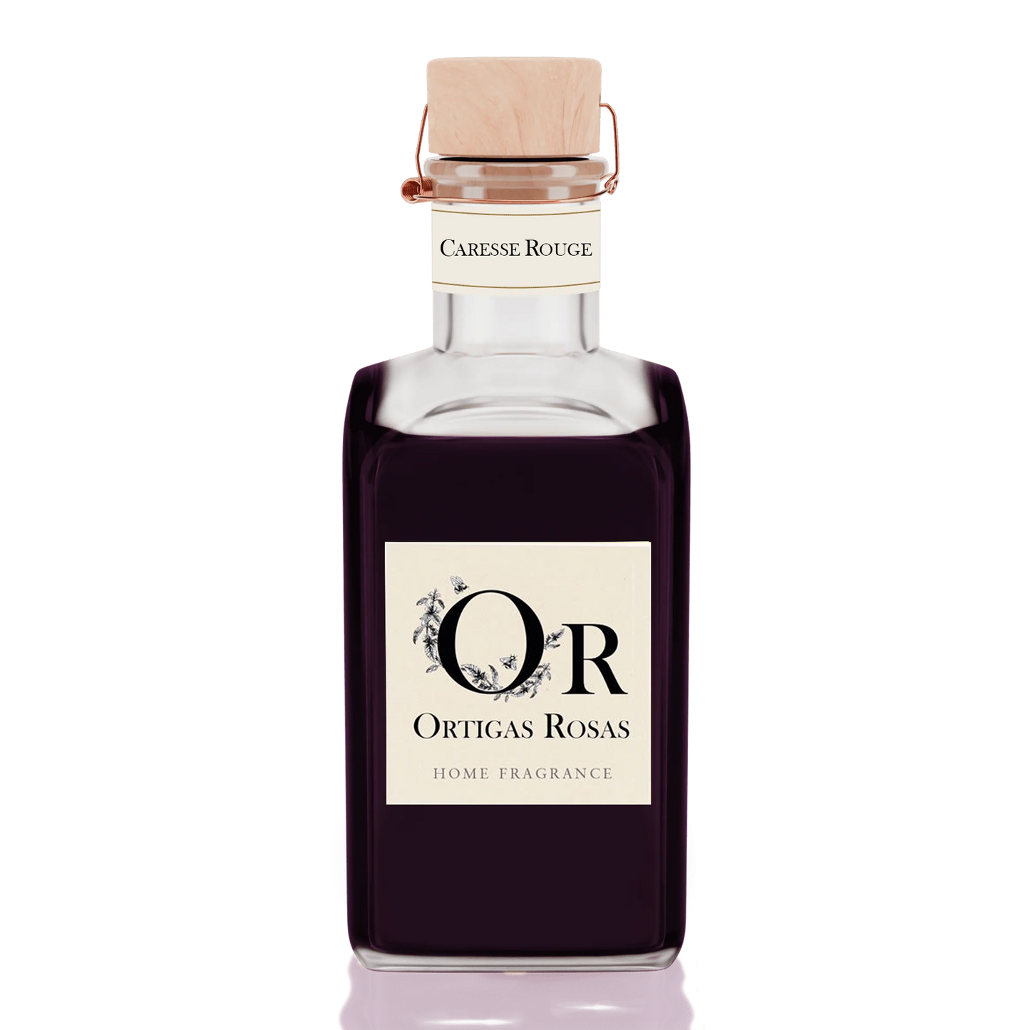 Caresse Rouge es una fragancia para hogar con notas de uva, fresa y cereza, se presenta en un envase de cristal con tapón de corcho y etiqueta color marfil