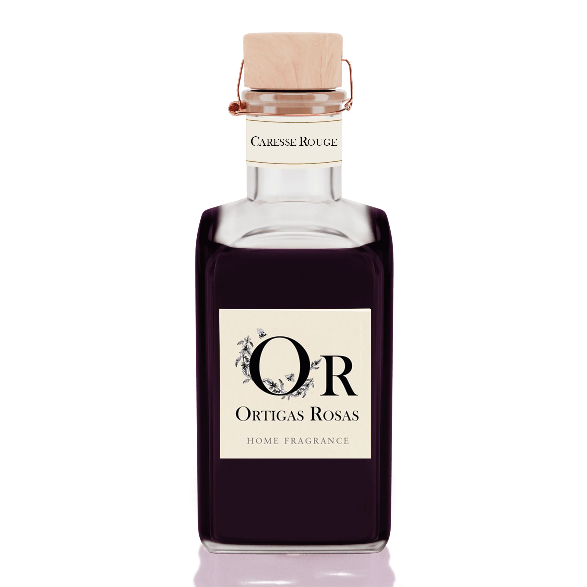 Caresse Rouge es una fragancia para hogar con notas de uva, fresa y cereza, se presenta en un envase de cristal con tapón de corcho y etiqueta color marfil