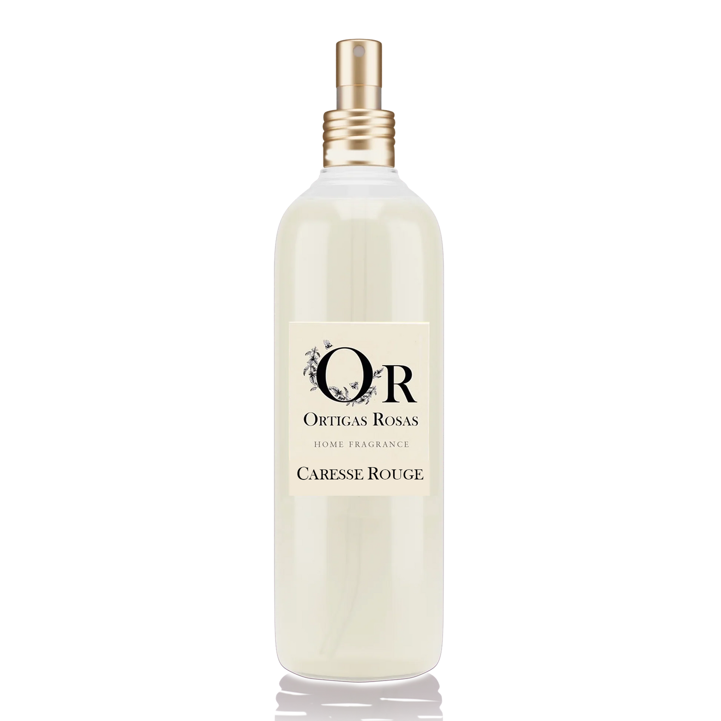 Caresse Rouge es una fragancia para hogar con notas de uva, fresa y cereza, se presenta en un envase transparente con tapón dorado y etiqueta color marfil