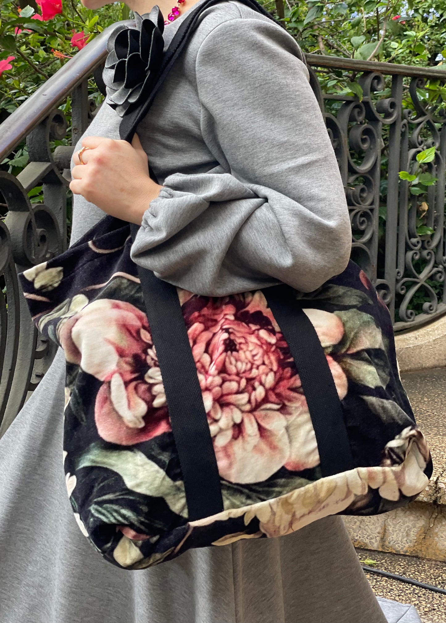 maxi bolsa de terciopelo con estampado floral