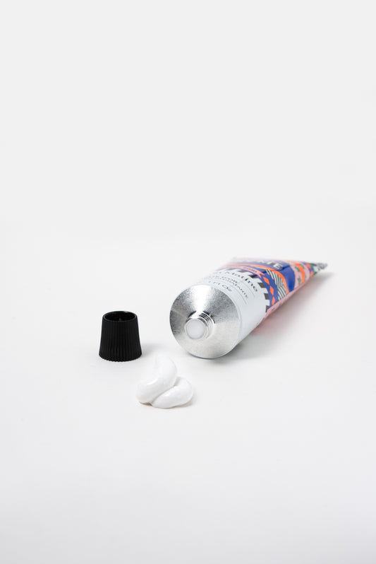 GOUTTE D'OR hand cream de Maison Matine con bote de colores azul, rosa, blanco y negro