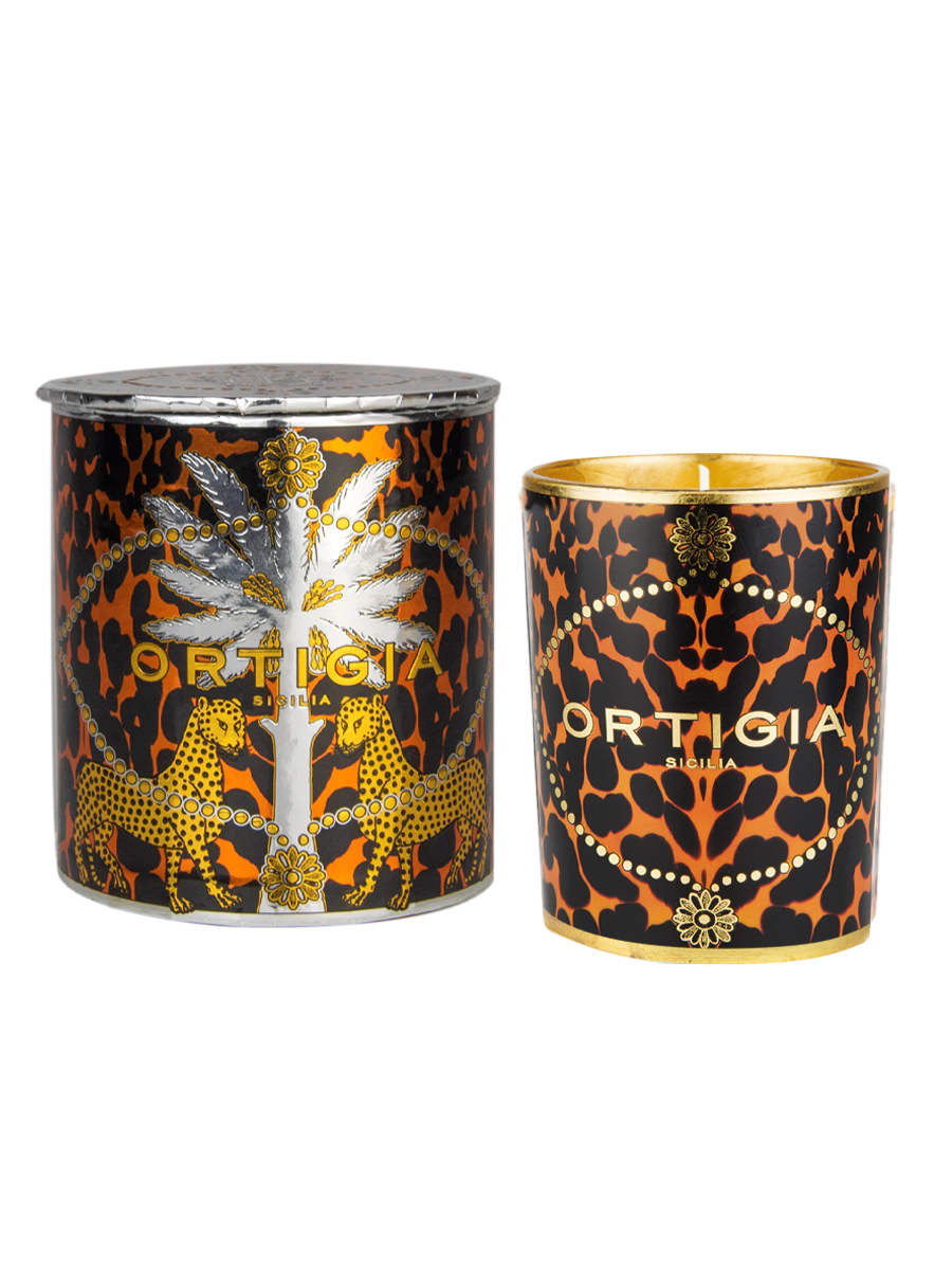 Vela decorativa Ambra nera de Ortigia Sicilia en color marron y negro con detalles en dorado y leopardos. Caja redonda con tapa color plata