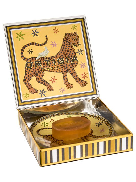 caja dorada con leopardode Ortigia Sicilia y plato de cristal con leopardo y jabon color amarillo de Ambra Nera