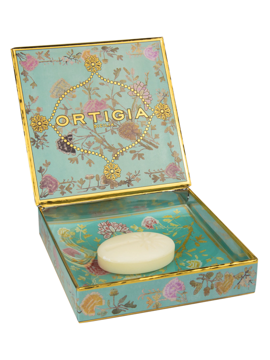 caja de ortigia decorada con flores y fondo color azul claro y plato de cristal azul claro con flores y jabon de 25g de Florio