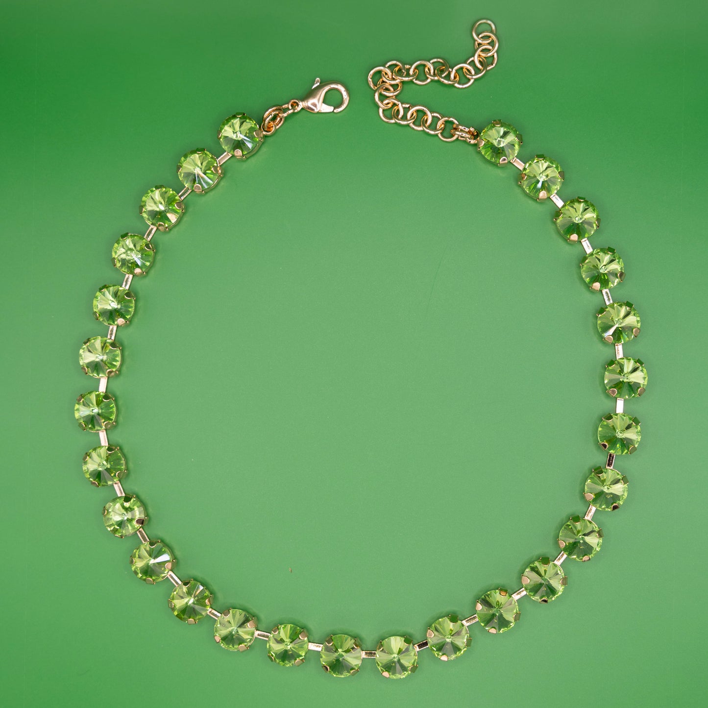gargantilla con cristales color verde y cadena dorada