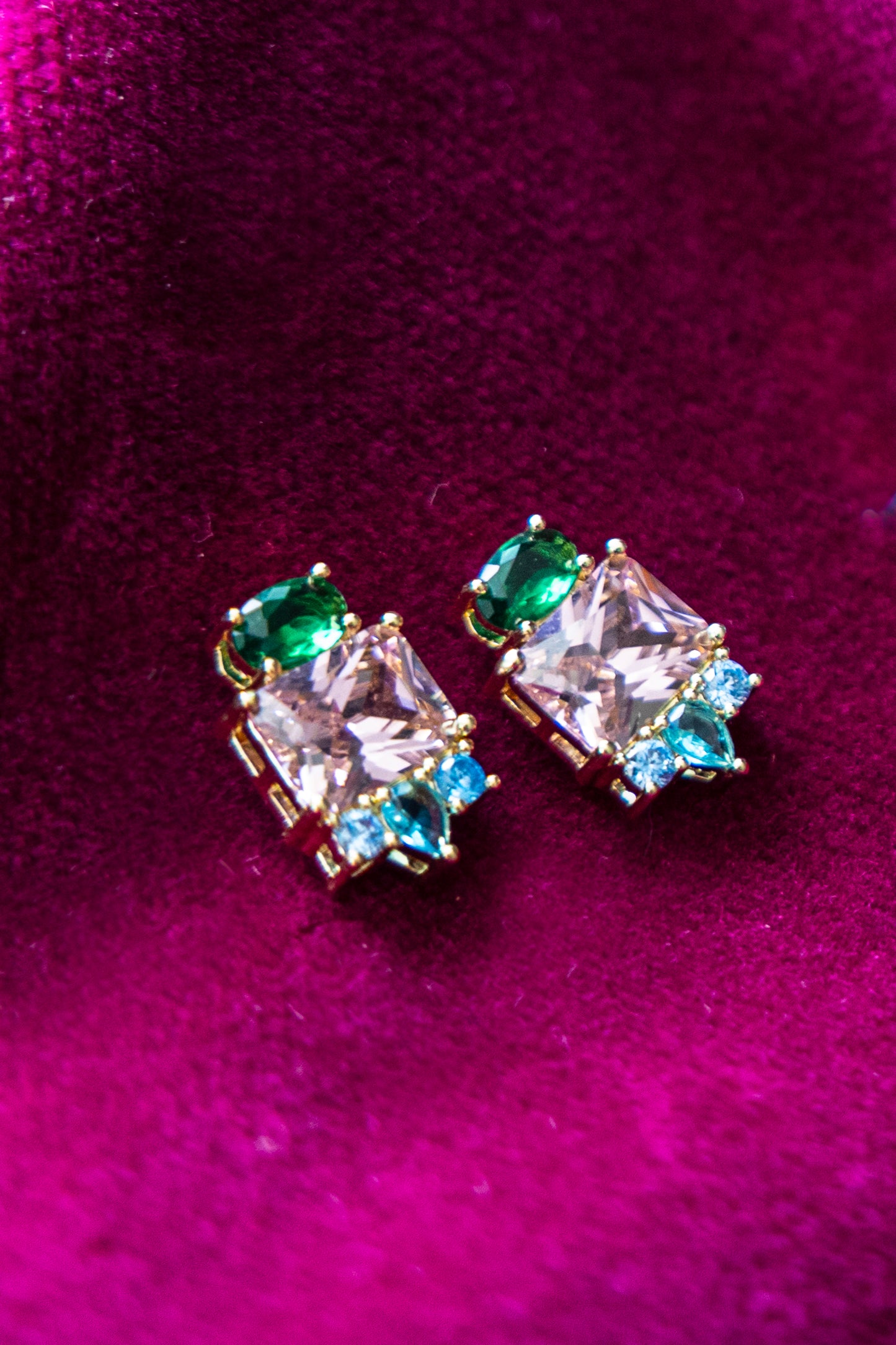 pendientes de cristales colorados en color rosa, verde y azul