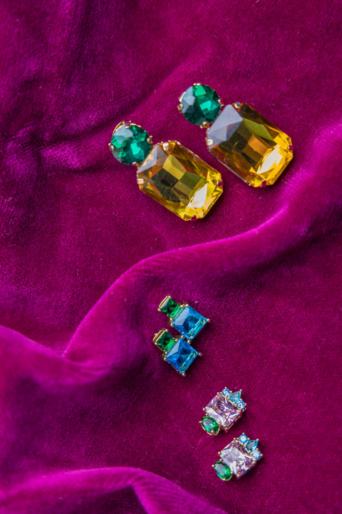 pendientes de cristales colorados en color rosa, verde, azul y amarillo