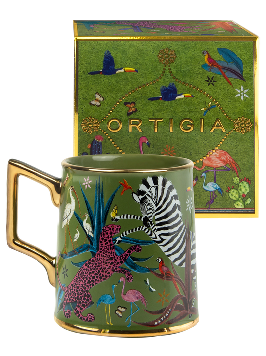 Taza color verde con ilustraciones de animales y asa dorada, con la marca Ortigia y caja cuadrada decorada.