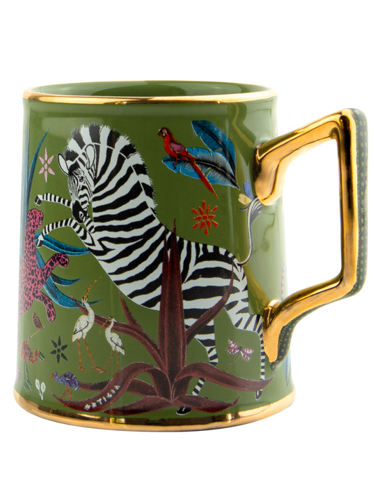 Taza color verde con ilustraciones de animales y asa dorada, con la marca Ortigia y caja cuadrada decorada.
