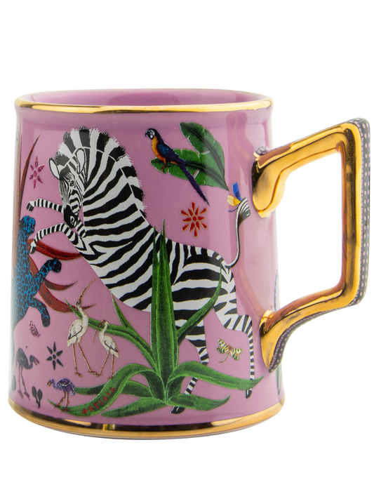 Taza color rosa con ilustraciones de animales y asa dorada, con la marca Ortigia y caja cuadrada decorada.