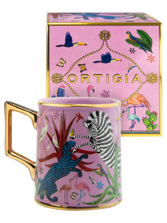 Taza color rosa con ilustraciones de animales y asa dorada, con la marca Ortigia y caja cuadrada decorada.