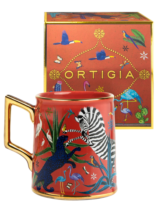 Taza roja con ilustraciones de animales y asa dorada, con la marca Ortigia.
