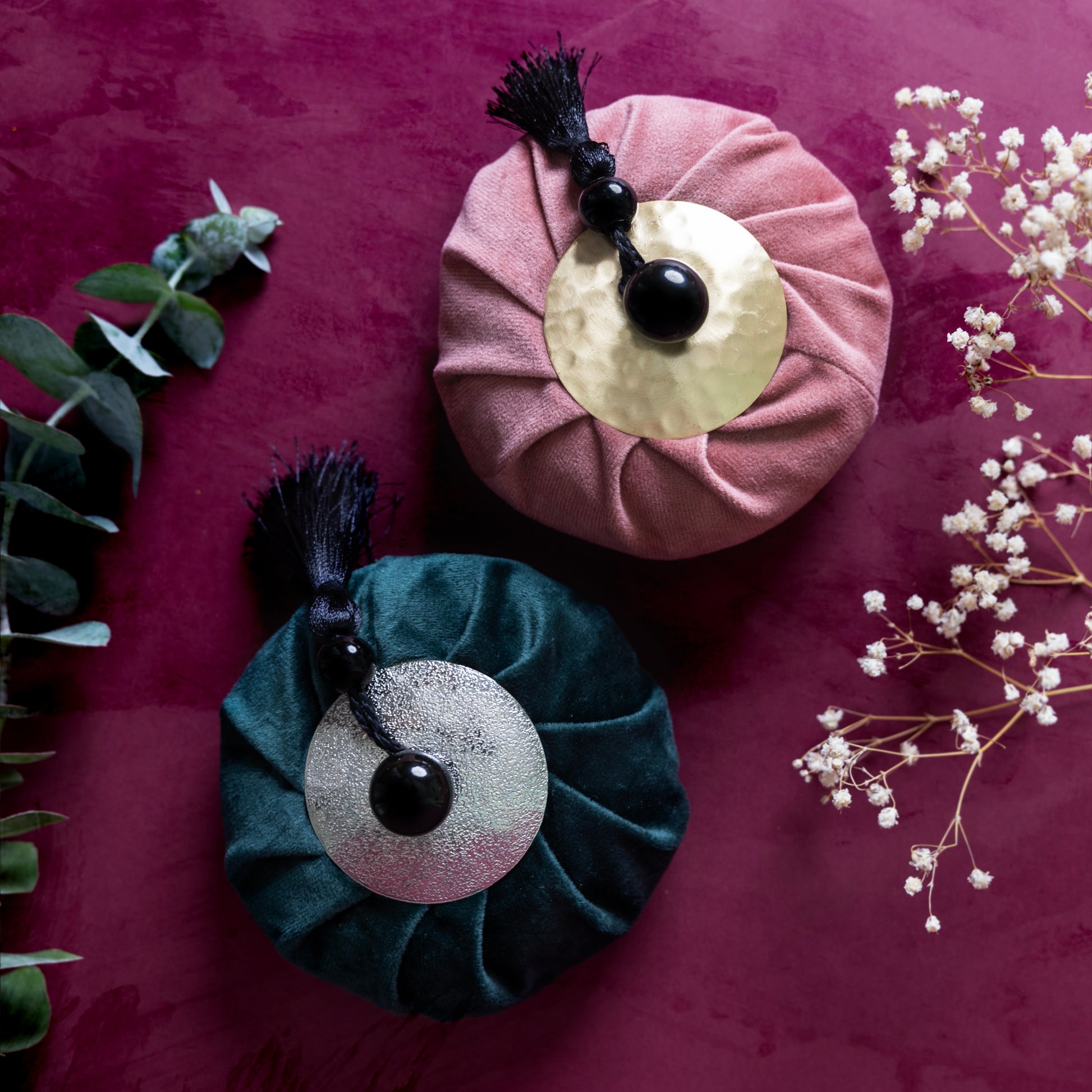 Dark green-blue velvet scented bag, patchouli scent, Patchouli Borobudur, photo of a velvet scented bag in green