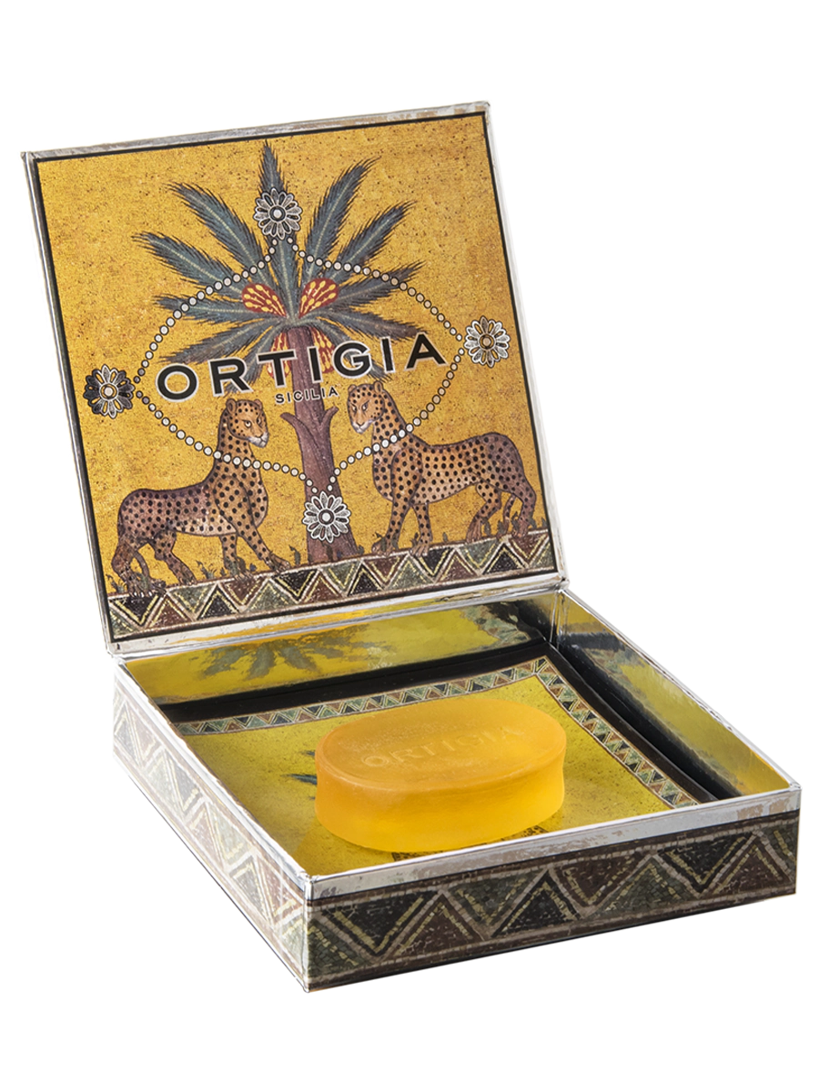 ortigia caja color amarillo con palmera y dos leopardos y detalles color plata con plato de cristal decorado con dos leopados y una palmera y jabon color amarillo de Zagara