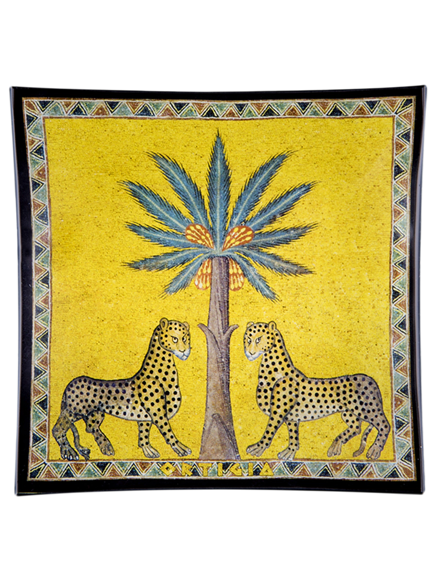 ortigia caja color amarillo con palmera y dos leopardos y detalles color plata con plato de cristal decorado con dos leopados y una palmera y jabon color amarillo de Zagara