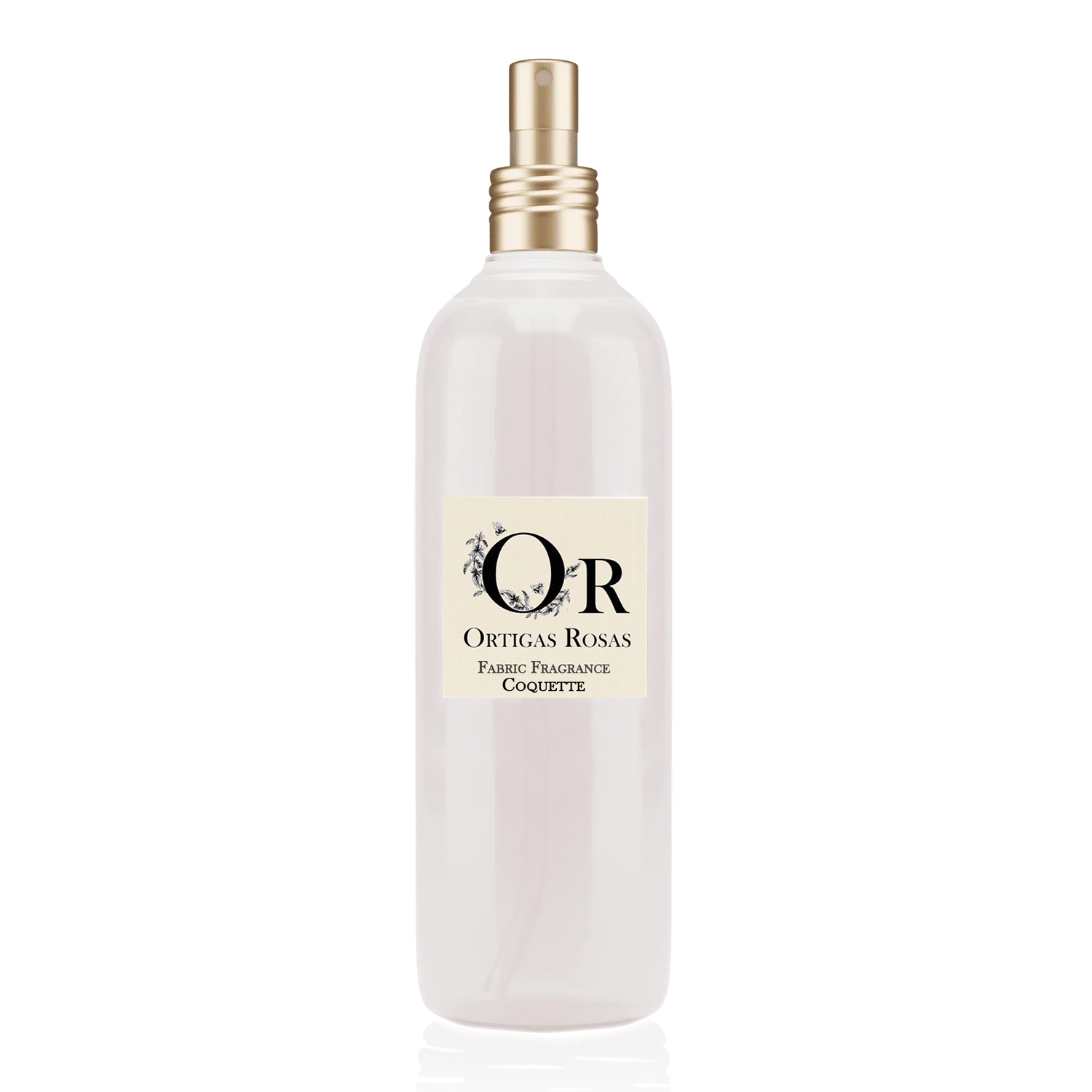 Coquette es una fragancia para tejidos muy delicada y atacada, en un envase transparente con tapón dorado y etiqueta color marfil y el logo de Ortigas Rosas