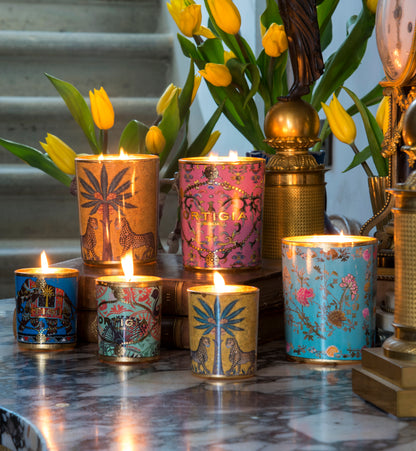 foto de velas decorativas de ortigia sicilia en una habitacion bonita con marmo y flores