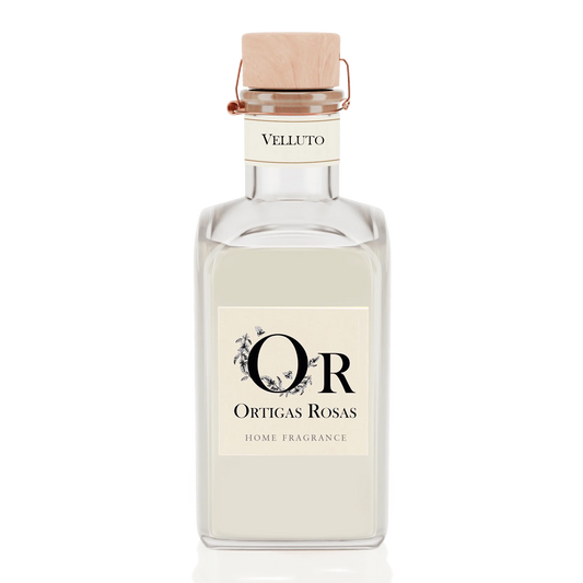 Velluto 500 ml fraggancia hogar oud y ambar, envase de cristal transparente y elegante con tapon en madera y etiqueta con el logo Ortigas Rosas