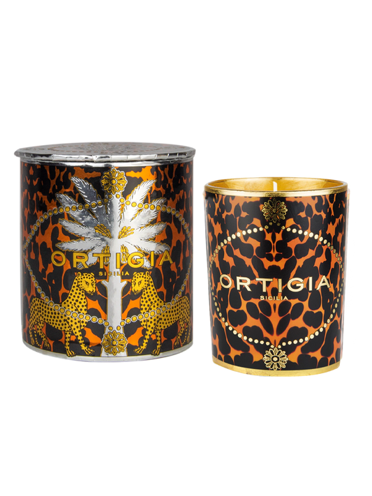 Vela decorativa Ambra nera de Ortigia Sicilia en color marron y negro con detalles en dorado y leopardos. Caja redonda con tapa color plata
