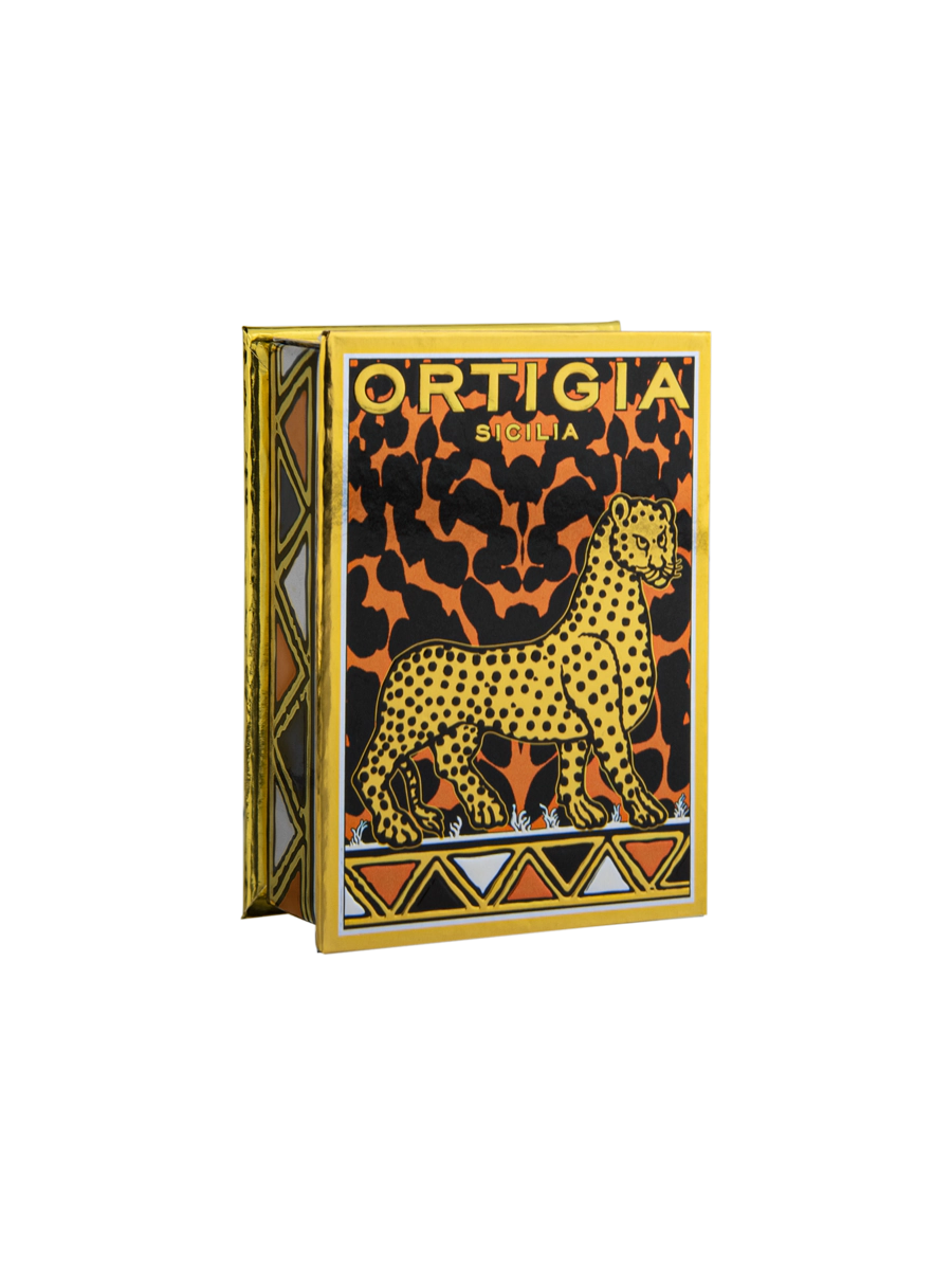 Caja decorativa del perfume Ambra Nera de Ortigia Sicilia con un diseño de guepardo y el logotipo ‘Ortigia Sicilia’ 