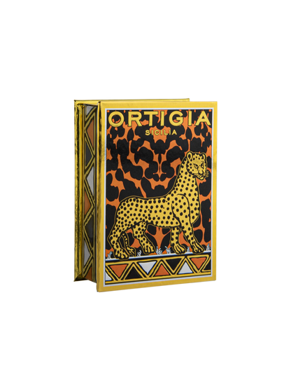 Caja decorativa del perfume Ambra Nera de Ortigia Sicilia con un diseño de guepardo y el logotipo ‘Ortigia Sicilia’ 