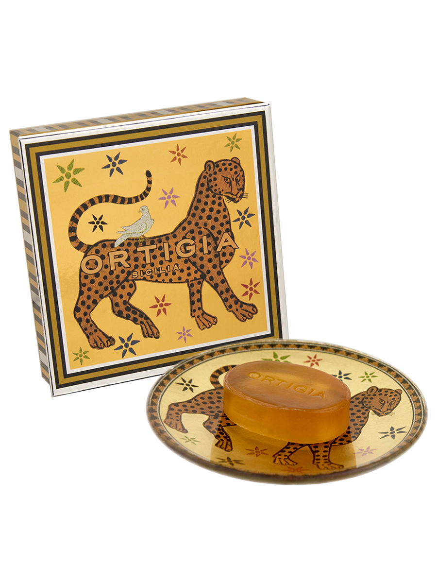 caja dorada con leopardode Ortigia Sicilia y plato de cristal con leopardo y jabon color amarillo de Ambra Nera
