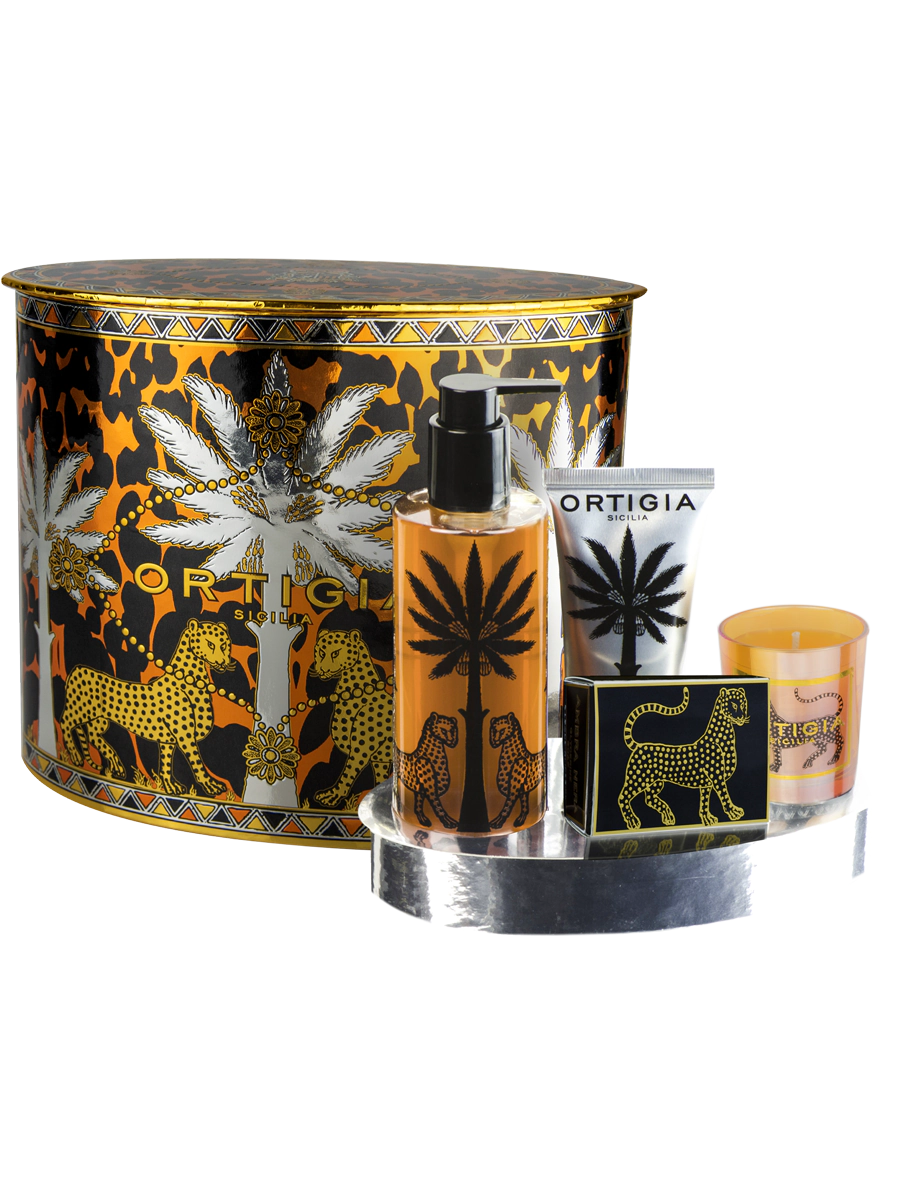 caja color dorado y negro con estampado animalier con palmera color plata y leopardos y jabon liquido color marron y palmera y leopardos y vela y jabon y crema manos