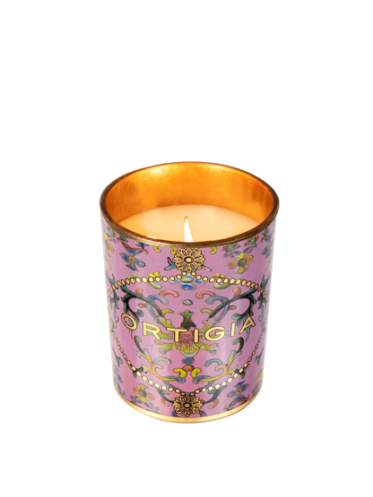 Ortigia Sicilia Aragona candle and tin with gold decorative lila design on a white background