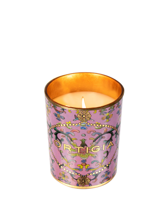 Ortigia Sicilia Aragona candle and tin with gold decorative lila design on a white background
