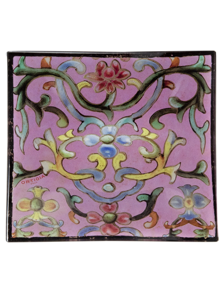 Ortigia sicilia jabon con plato de cristal decorado con flores y fondo color lila y caja decorada con detalles dorados
