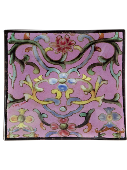 Ortigia sicilia jabon con plato de cristal decorado con flores y fondo color lila y caja decorada con detalles dorados