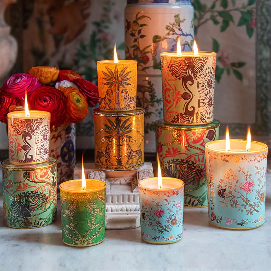 vela decorativa Fico d'India con estampado floral en fondo verde y detalles dorados y la marca ‘Ortigia’