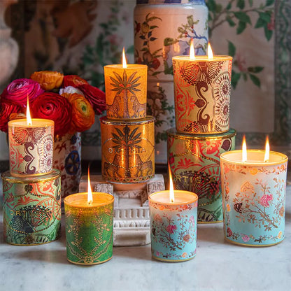 vela decorativa Fico d'India con estampado floral en fondo verde y detalles dorados y la marca ‘Ortigia’