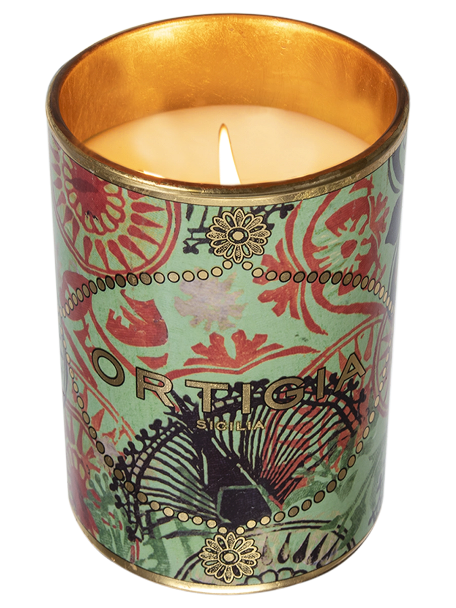 vela decorativa Fico d'India con estampado floral en fondo verde y detalles dorados y la marca ‘Ortigia’