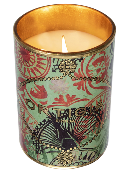 vela decorativa Fico d'India con estampado floral en fondo verde y detalles dorados y la marca ‘Ortigia’
