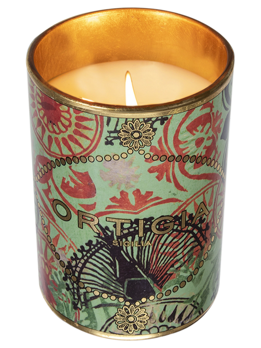 vela decorativa Fico d'India con estampado floral en fondo verde y detalles dorados y la marca ‘Ortigia’
