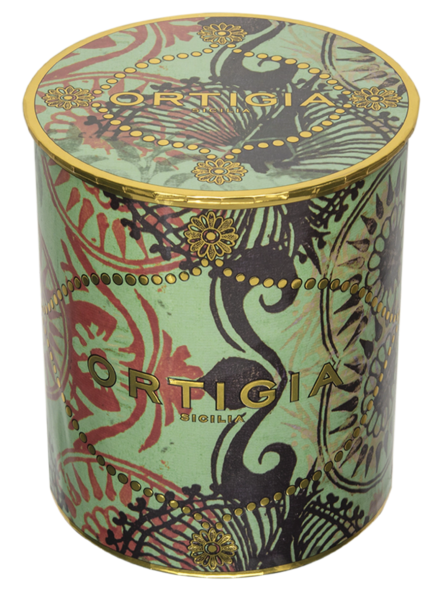 vela decorativa Fico d'India con estampado floral en fondo verde y detalles dorados y la marca ‘Ortigia’
