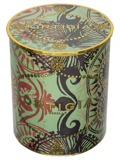 vela decorativa Fico d'India con estampado floral en fondo verde y detalles dorados y la marca ‘Ortigia’