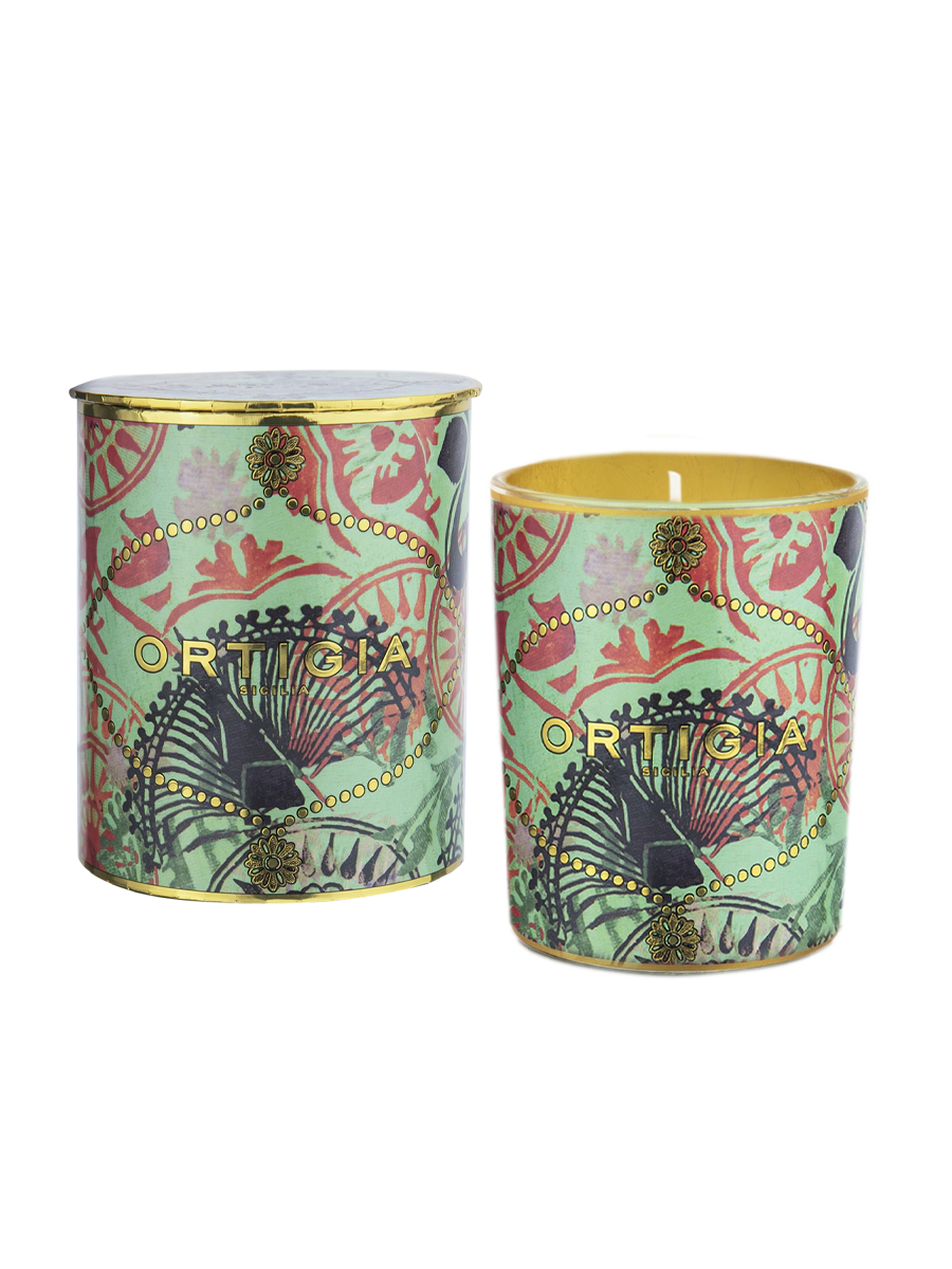 vela decorativa Fico d'India con estampado floral en fondo verde y detalles dorados y la marca ‘Ortigia’