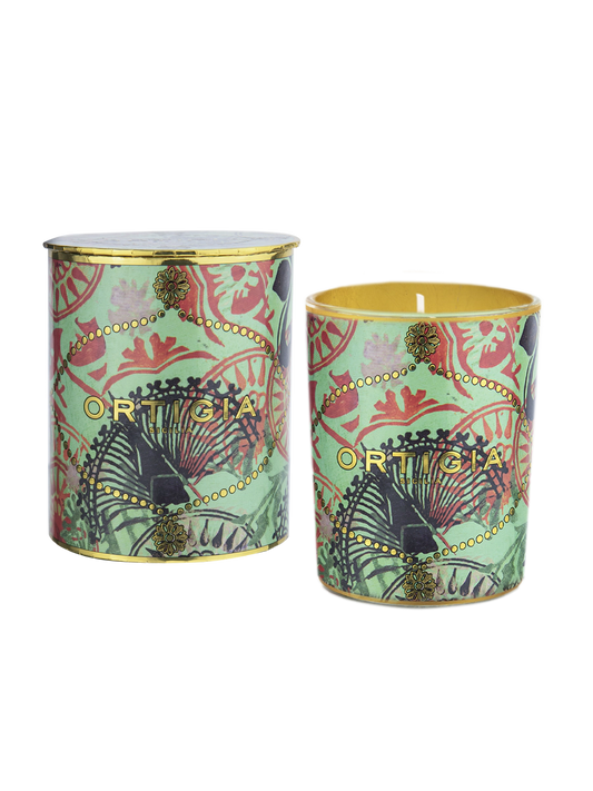 vela decorativa Fico d'India con estampado floral en fondo verde y detalles dorados y la marca ‘Ortigia’