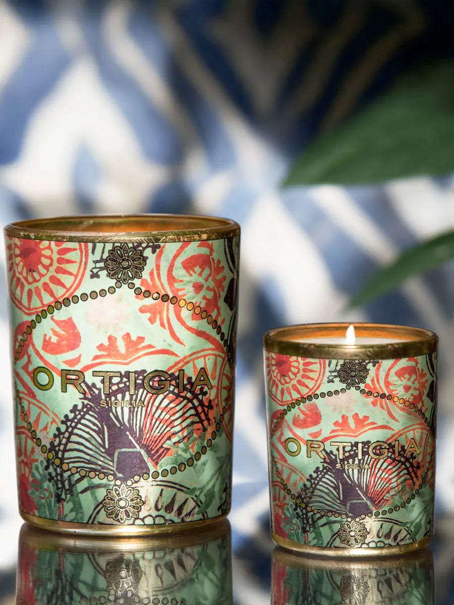 vela decorativa Fico d'India con estampado floral en fondo verde y detalles dorados y la marca Ortigia para decoracion de ambientes