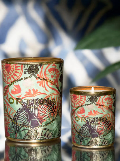 vela decorativa Fico d'India con estampado floral en fondo verde y detalles dorados y la marca Ortigia para decoracion de ambientes