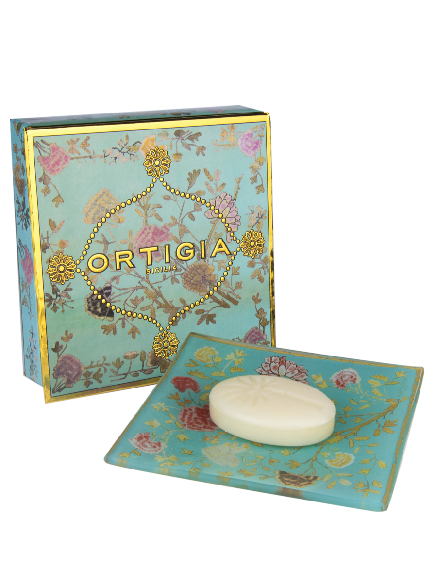 caja de ortigia decorada con flores y fondo color azul claro y plato de cristal azul claro con flores y jabon de 25g de Florio
