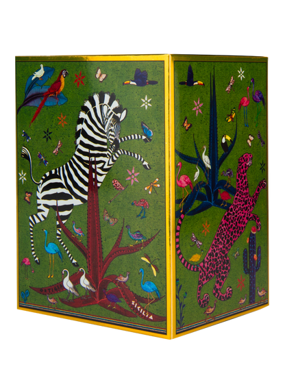 Taza con diseño de cebra y animales coloridos sobre fondo verde, acompañada de una caja a juego de la marca Ortigia Sicilia