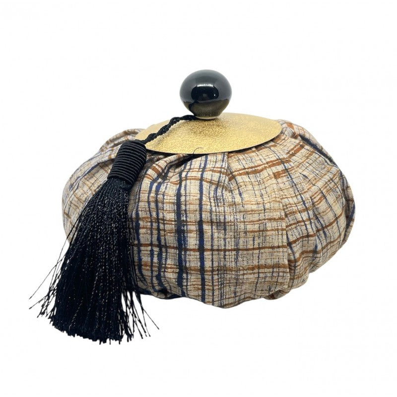 bolsita perfumada con tejido con rayas coloradas en tonalidad de beige y marron con pom pom negro y parte en metal