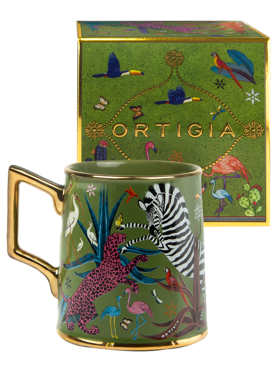 Taza color verde con ilustraciones de animales y asa dorada, con la marca Ortigia y caja cuadrada decorada.