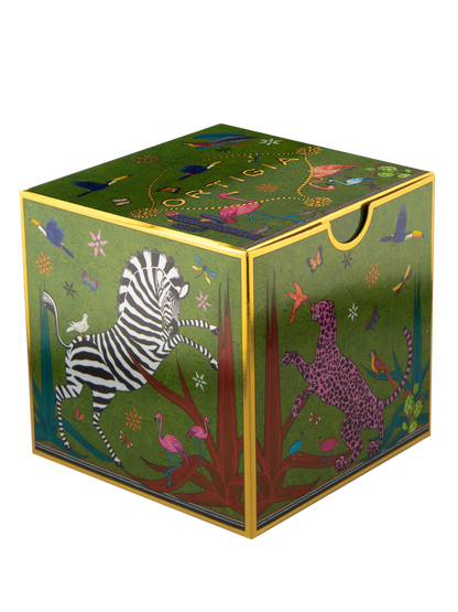 Taza color verde con ilustraciones de animales y asa dorada, con la marca Ortigia y caja cuadrada decorada.